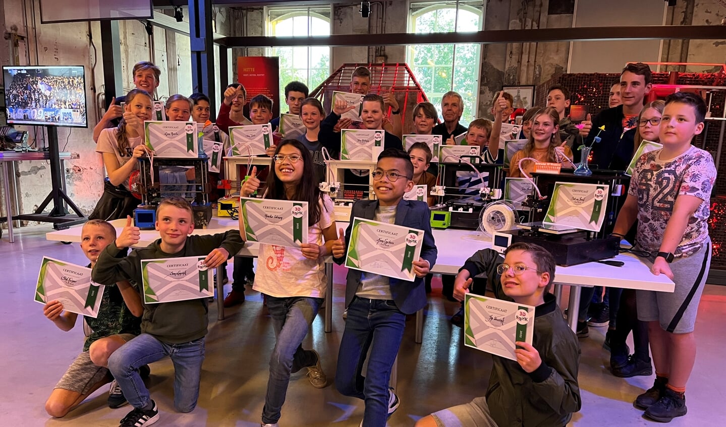 Achterhoekse jeugd bouwde zelf 3D printers. Ze kregen hiervoor en certificaat. Foto: PR