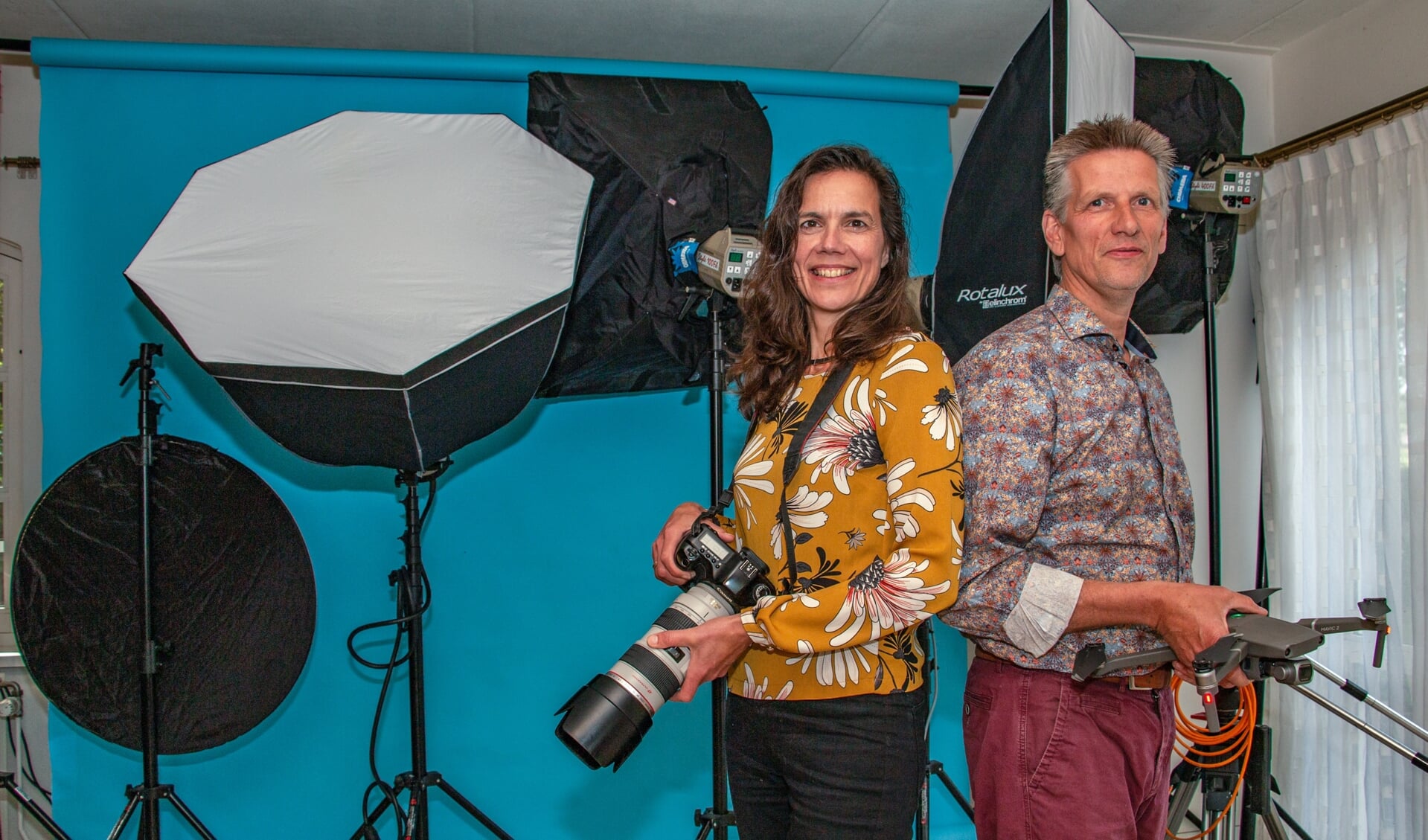 Margriet Schoterman en Harrie Mulderij staan voor de lens in eigen studio. Foto: Liesbeth Spaansen