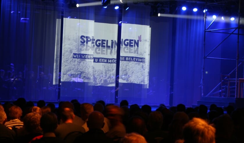 Projectie beeld op wand, met daarachter het orkest. Foto: Jos Betting