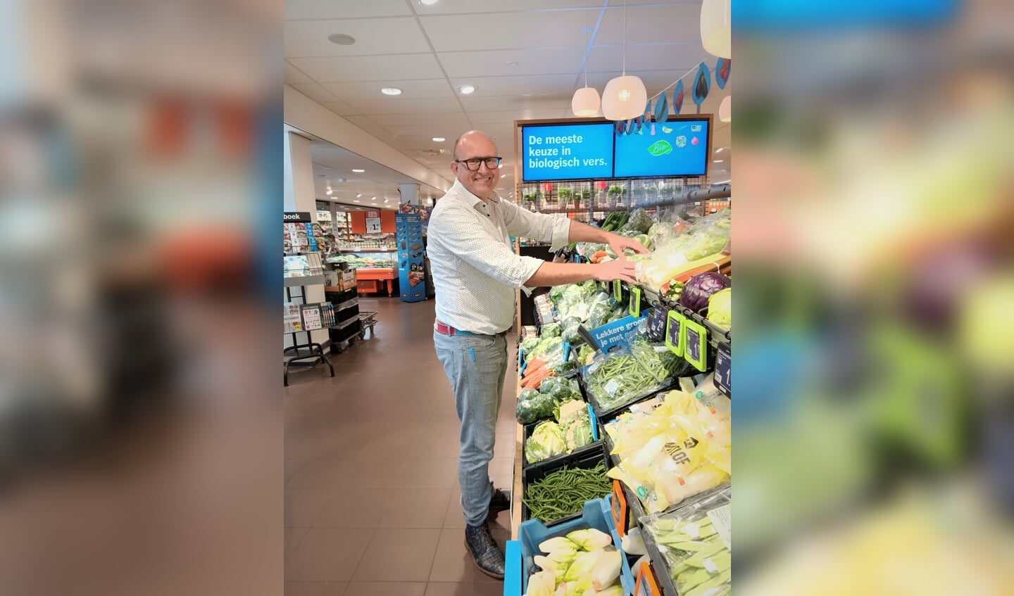 Franchisenemer Bernard Oosterink in zijn AH-vestiging op winkelcentrum De Brink. Foto: Rudi Hofman
