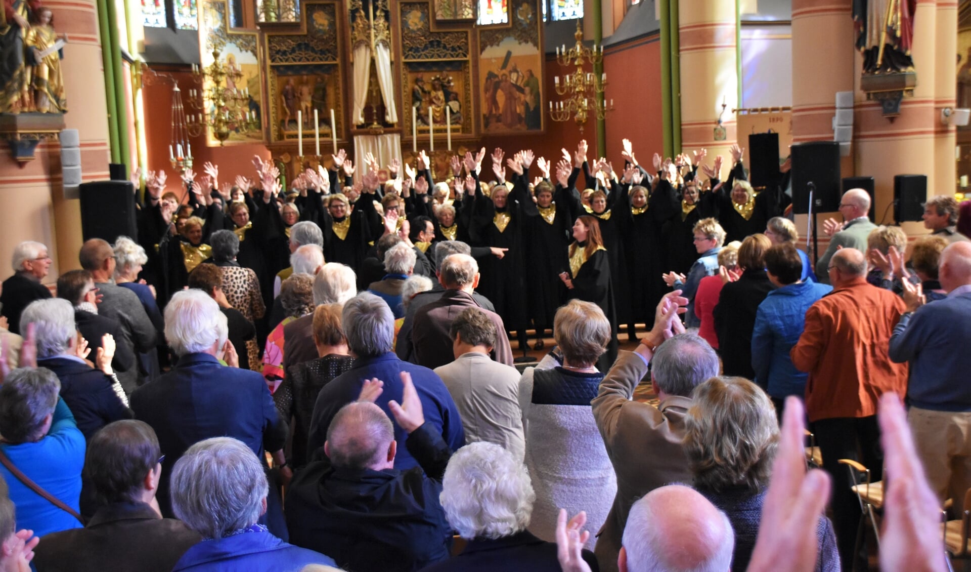 Het eerste optreden van het koor A Sign of Friendship in de St. Martinuskerk in 2015 was een swingende happening. Foto: Alice Rouwhorst