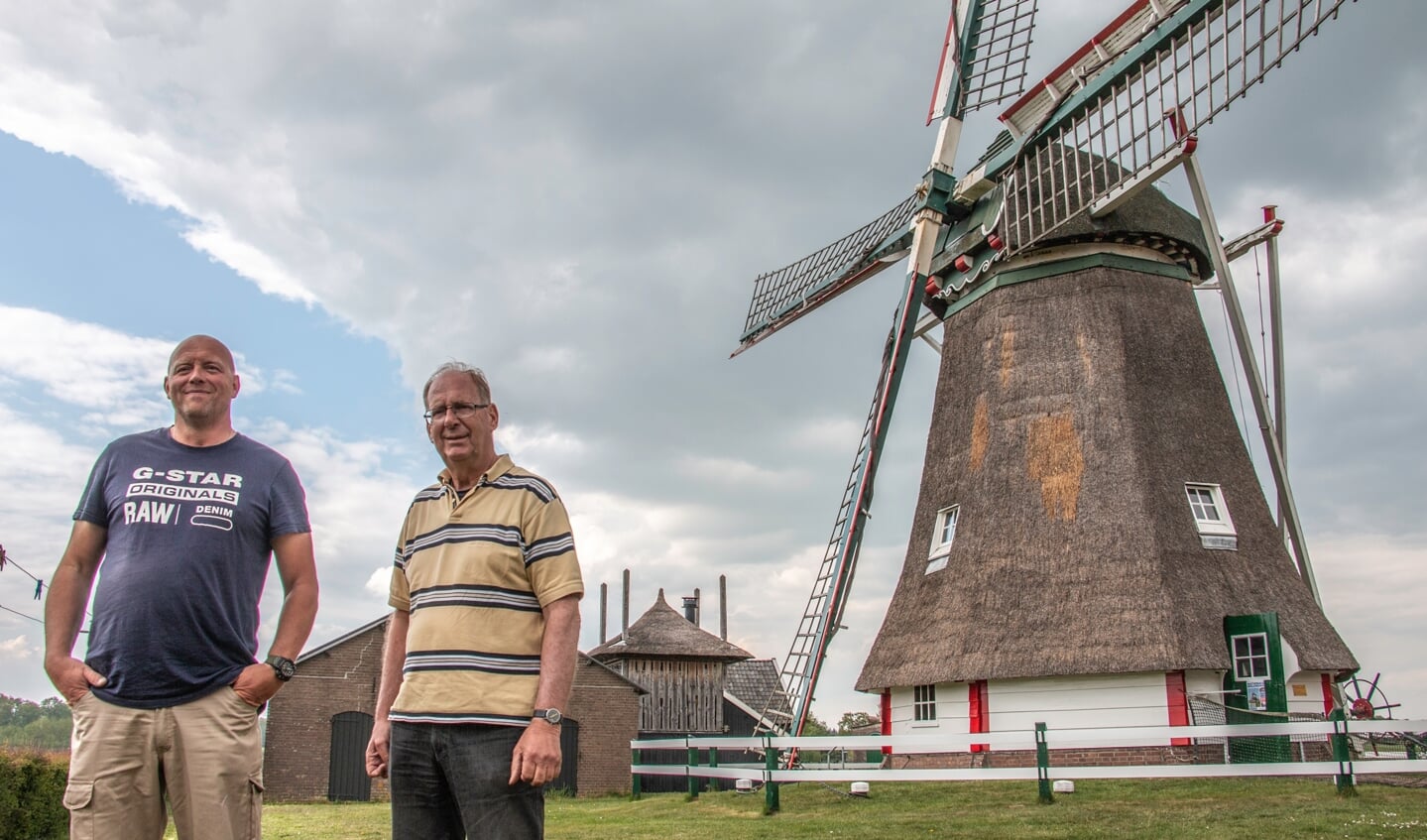 Franck de Hoogh (l.) en Wim Rijsemus bij de Warkense Molen in Warnsveld. Foto: Liesbeth Spaansen