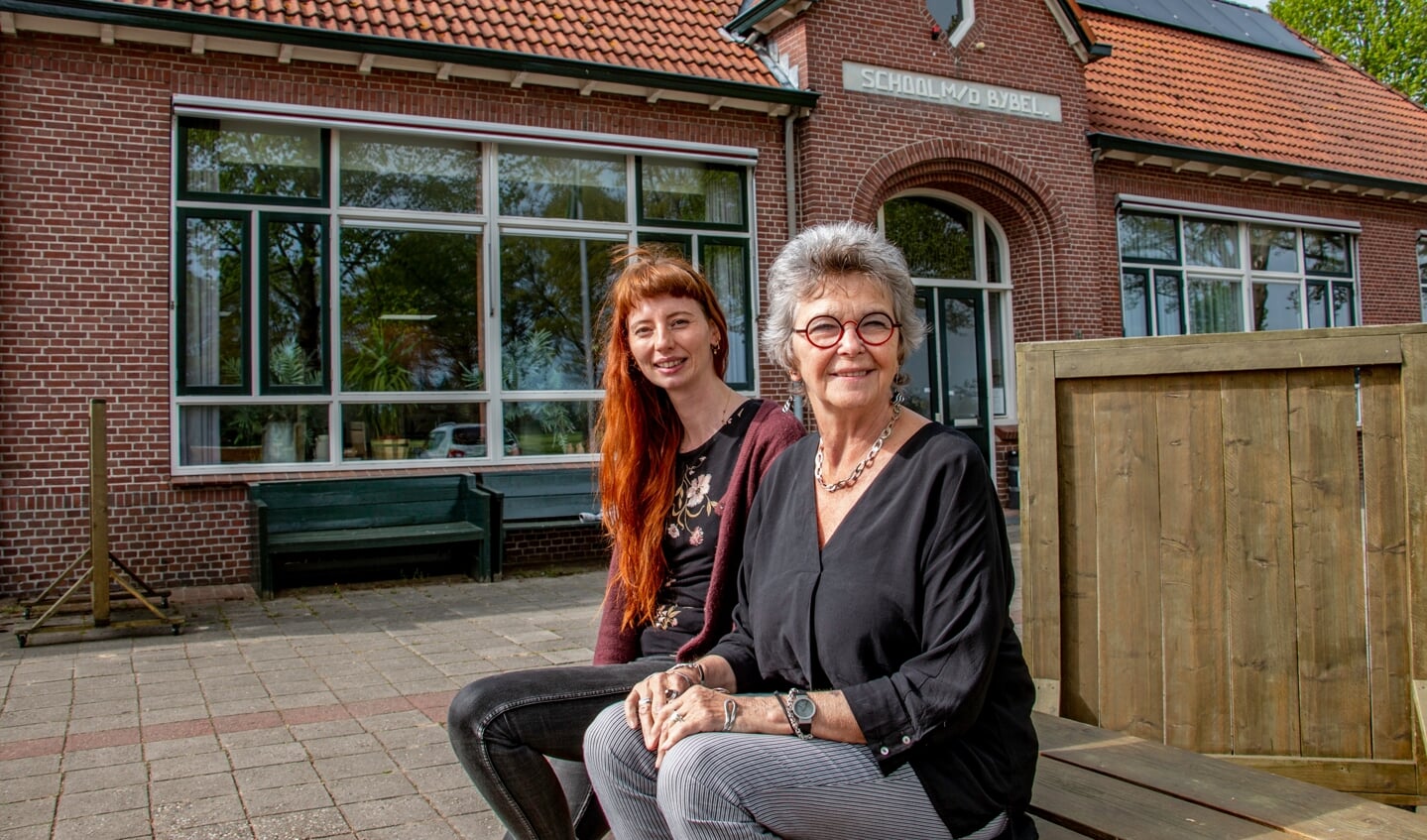 Sharon Wiemelink en Maryan Bömer bij hun expositieruimte, het Heidehuus in Halle-Heide. Foto: Liesbeth Spaansen
