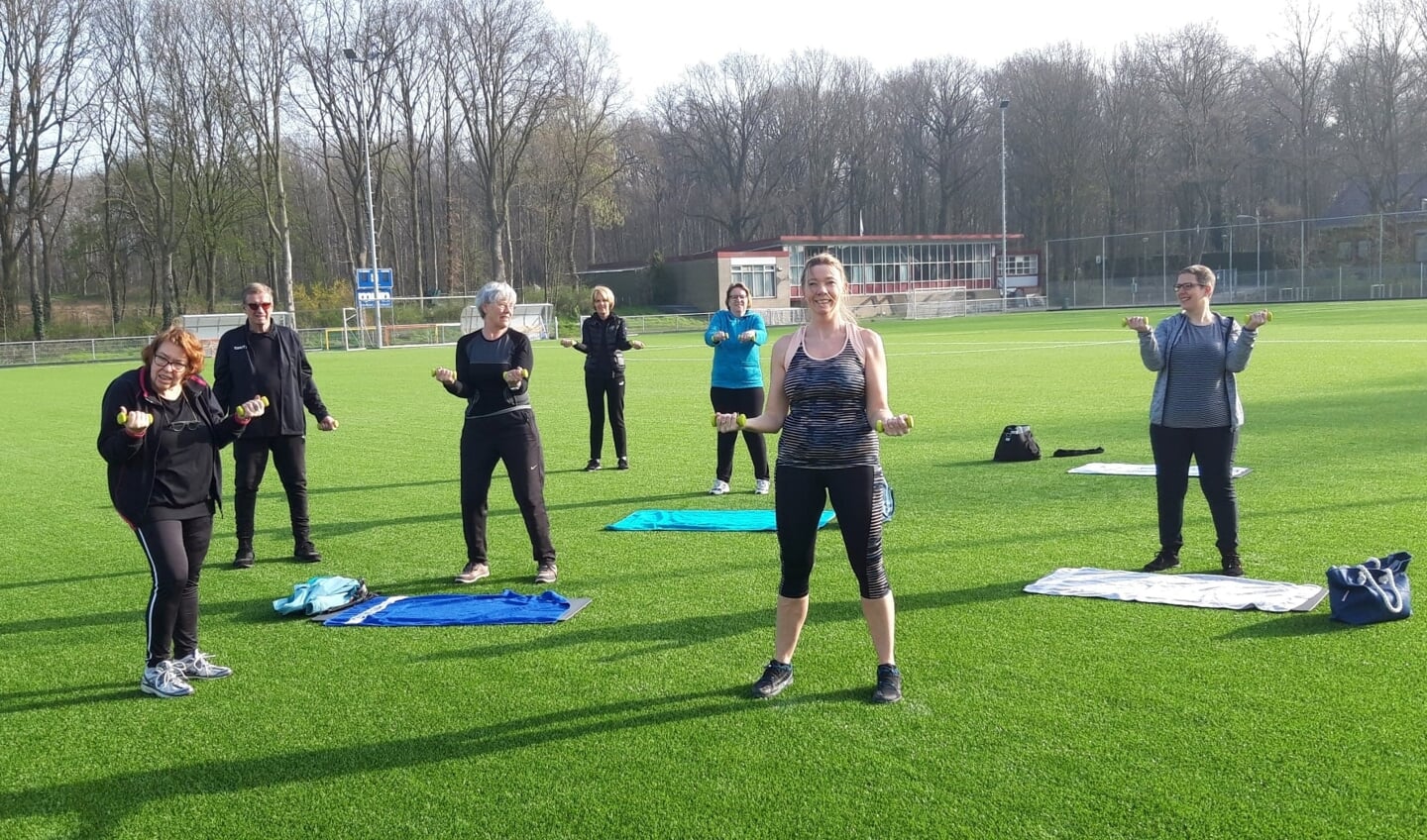 Marianne Bouwman (midden) bij één van haar groepslessen in de buitenlucht tijdens corona. Foto: PR