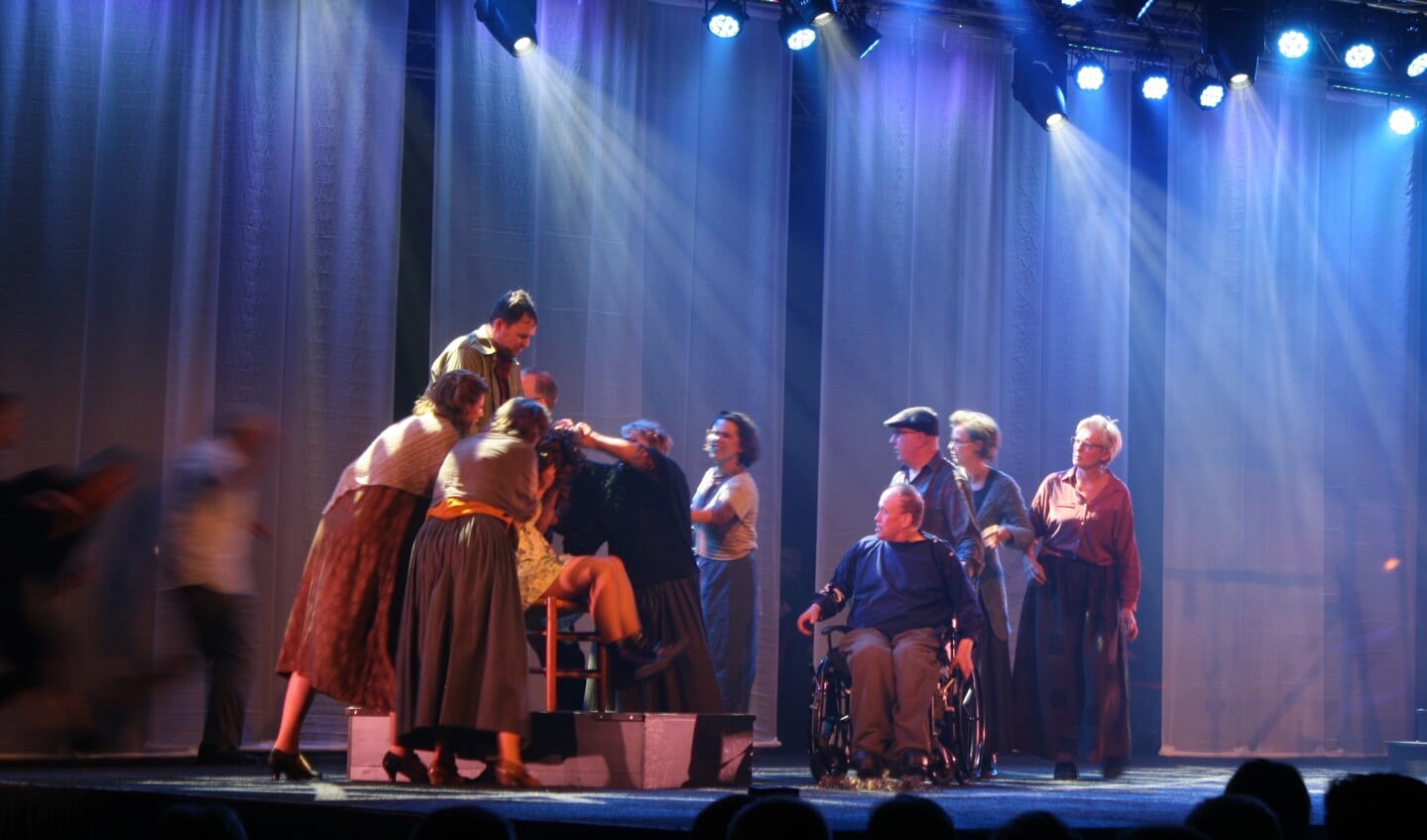 NSB-dochter wordt kaalgeschoren in theaterstuk Spiegelingen. Foto: Jos Betting 