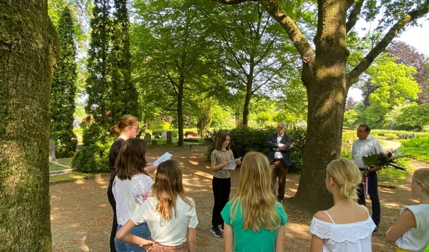 Tijdens de herdenking hebben een aantal leerlingen een gedicht of verhaal voorgedragen. Foto: PR
