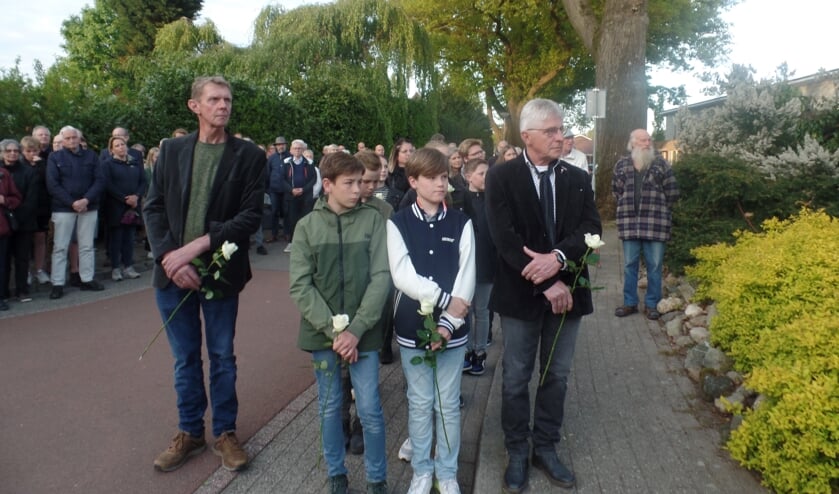 Leerlingen van de Ruurlose basisscholen legden een bloem bij het monument.
