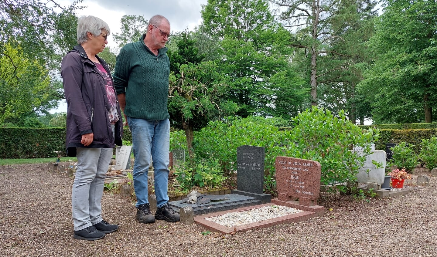 Ria en Gerrit Scholten bij het grafje van dochter Inge. Foto: Karin Stronks