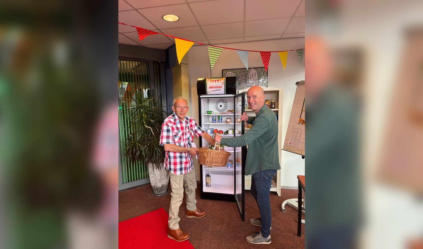 Meindert Hagenbeek en Niek Huijsmans (Stadsonderneming Zutphen) verklaarden de buurtkoelkast officieel geopend. Foto: PR
