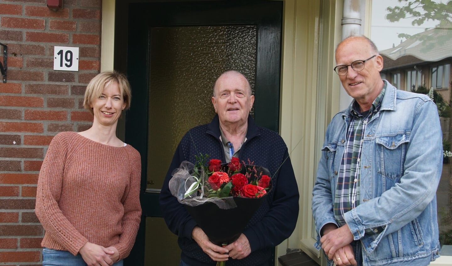 Georg Angenent (met bloemen) 50 jaar lid van de PvdA, geflankeerd door Petra Hoezen en Hans Eppink. Foto: Frank Vinkenvleugel