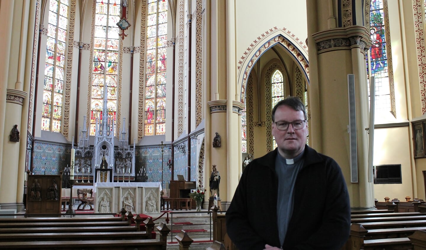 Pastoor Marc Oortman in de Sint Pancratiuskerk. Foto: Marlous Velthausz