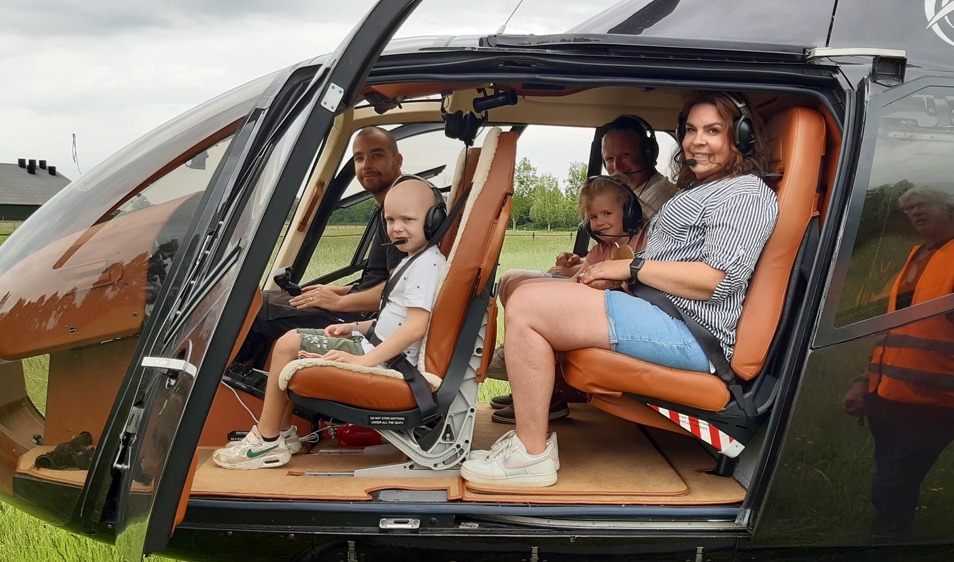 Luuk Koenders grote droom is in vervulling gegaan: met zijn vader, moeder en zusje Suus maakte hij een rondrit in een helikopter. Foto: Ceciel Bremer   