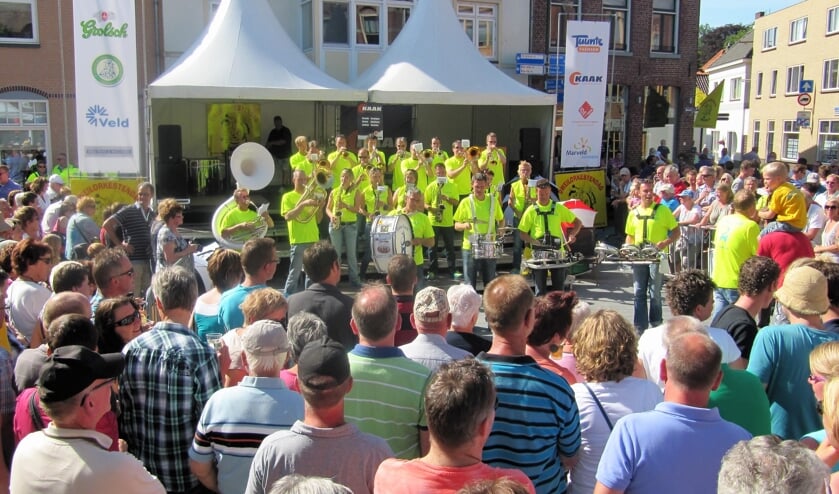 Het jubilerende dweilorkest Valse Loch tijdens Dweilorkestendag 2011 in Groenlo. Foto: Theo Huijskes