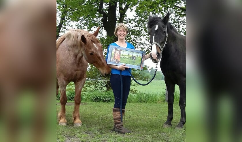Rosalien Nales met een van haar werken. Eigen foto