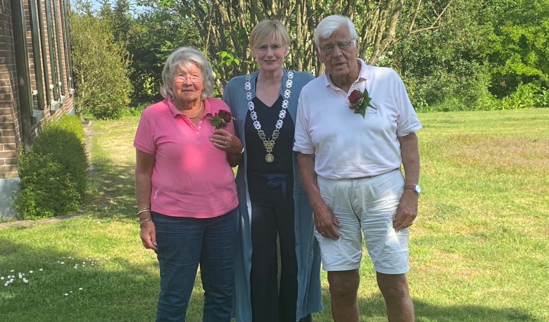 Op zaterdag 7 mei waren Hans Post en Heiltje Post – Sanders (beiden 89 jaar) op de kop af 65 jaar getrouwd. Burgemeester Marianne Besselink van de gemeente Bronckhorst kwam het briljanten huwelijkspaar daarmee maandag 9 mei feliciteren. En dat werd een zeer geanimeerd bezoek. Foto: PR. 