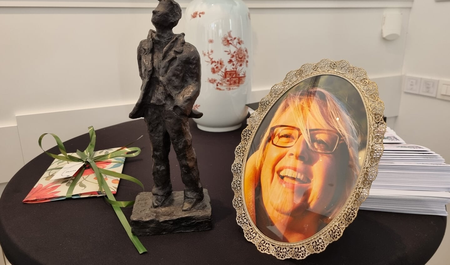 Het bronzen beeldje ‘De Kunstkijker’ van de Zutphense kunstenares Annewietske Stavast staat naast een foto van wijlen Edith Meijering. Foto: PR