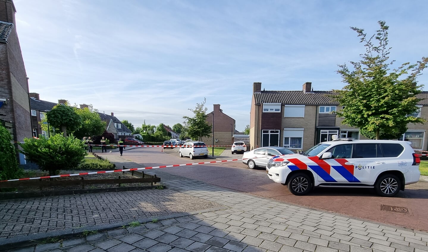De recherche doet onderzoek naar het schietincident, waarbij een gewapende van inbraak verdachte man werd neergeschoten. Foto: News United / 112 Achterhoek-nieuws