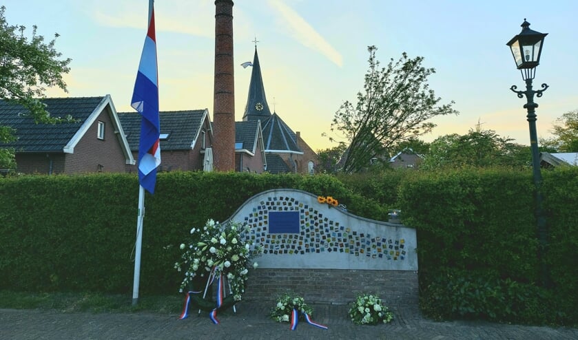 Monument in Bredevoort met de kransen. Foto: Karin Stronks