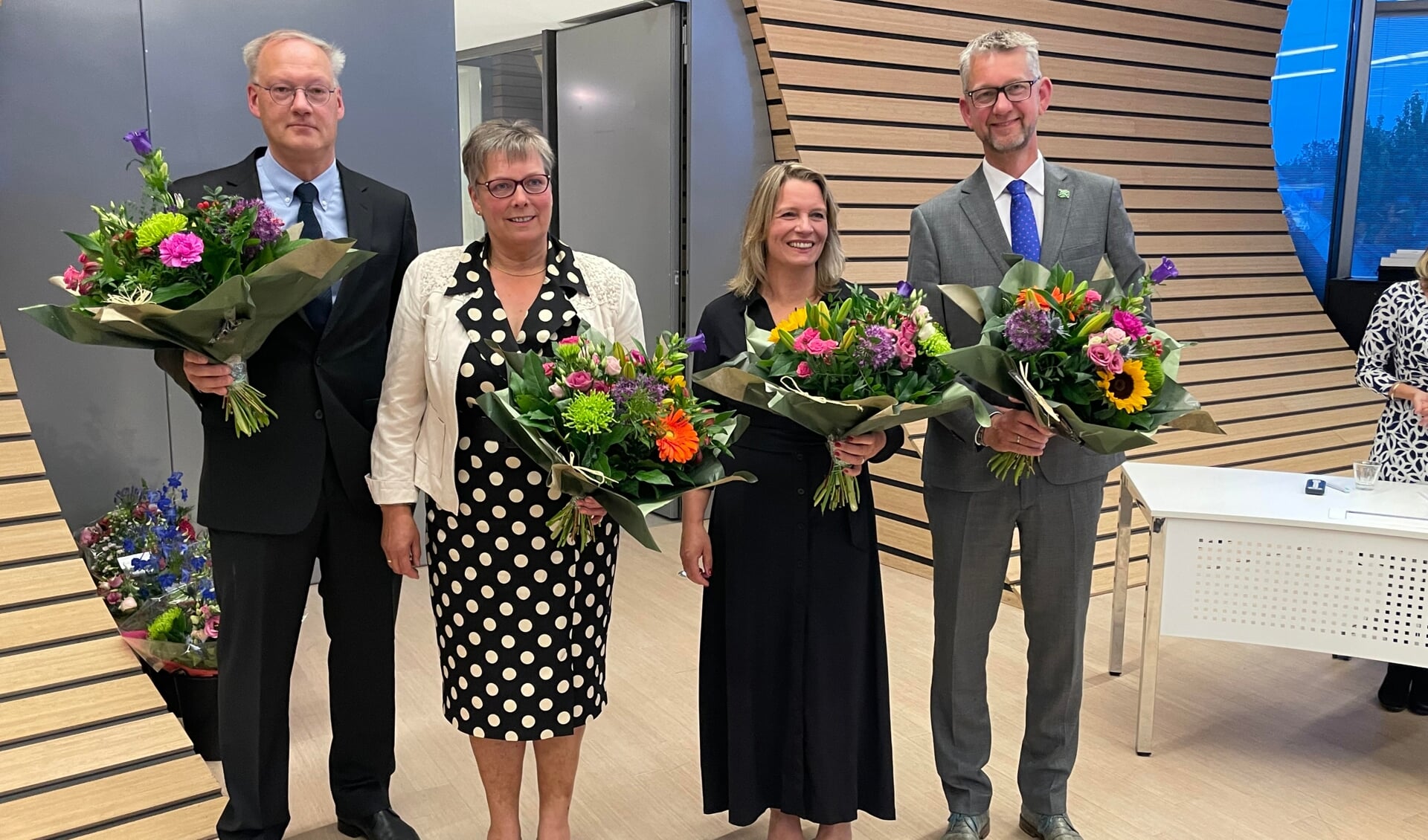 De vier nieuwe wethouders van de gemeente Lochem, direct na hun beëdiging. Vlnr: Lex de Goede (MmL), Marja Eggink en Wendy Goodin (GB en Eric-Jan de Haan (VVD). Foto: Henri Bruntink