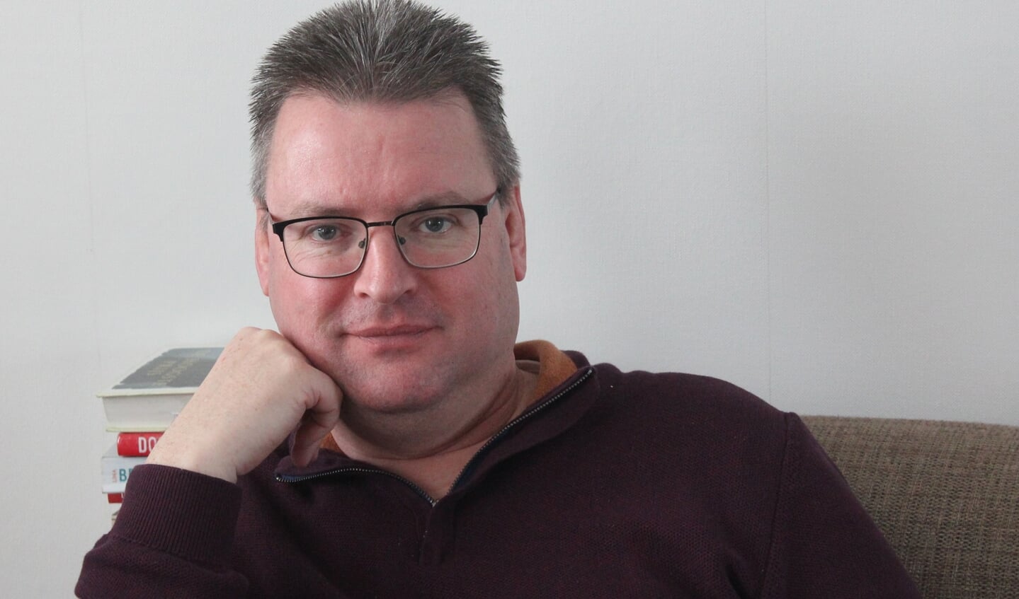 Walter Hobelman, schrijver van 'Al mijn schuld is weggedaan' deelt zijn persoonlijke ervaringen in de bieb van Lichtenvoorde. Foto: PR