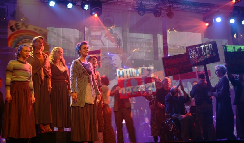 Borden met leuzen op podium van theaterstuk Spiegelingen. Foto: Jos Betting 