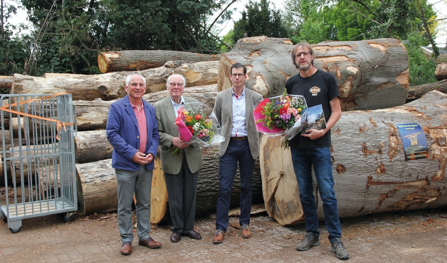 Van links af uitgever Hans de Beukelaer, oud-eigenaar van de molen JDC baron van Heeckeren van Kell, burgemeester Joost van Oostrum van Berkelland en Walter Vaags van Vaags Molenwerken te Aalten. Foto: Wim Lobeek