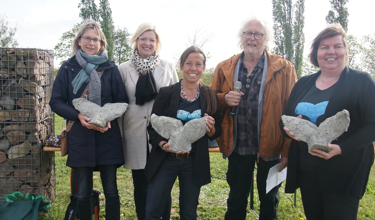 Van links af: Marjon Lettink, Ellis Koenders (gemeente Aalten), Jule Wanders (Stadt Bocholt), Willi Landsknecht (kunstenaar) en Petra Taubach (Stadt Bocholt). Foto: Frank Vinkenvleugel