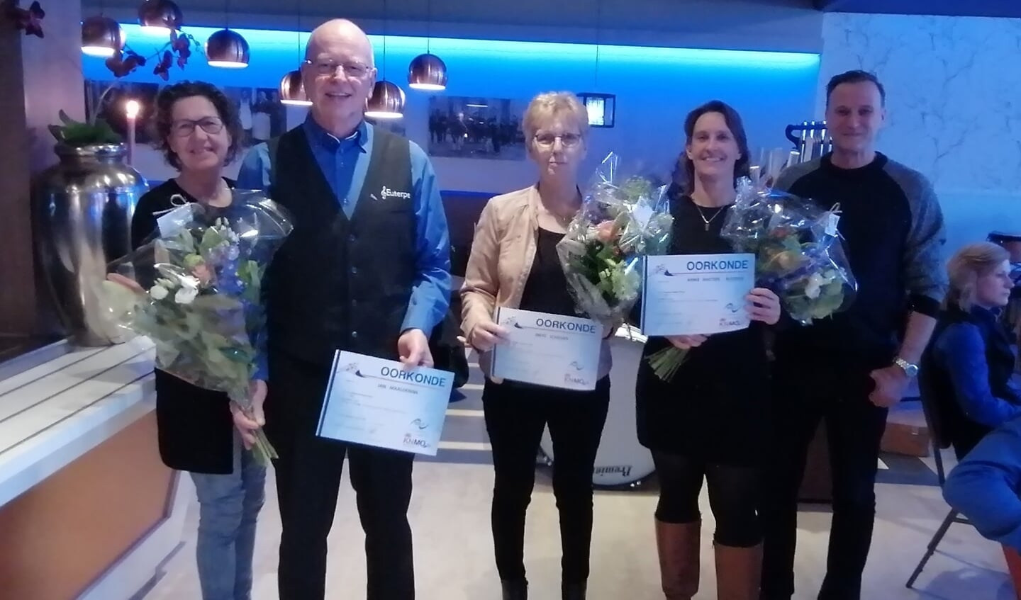 De drie jubilarissen ontvingen een insigne namens de muziekbond KNMO en tevens een onderscheiding. Foto: Euterpe