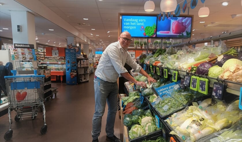 Franchisenemer Bernard Oosterink in zijn AH-vestiging op winkelcentrum De Brink. Foto: Rudi Hofman 