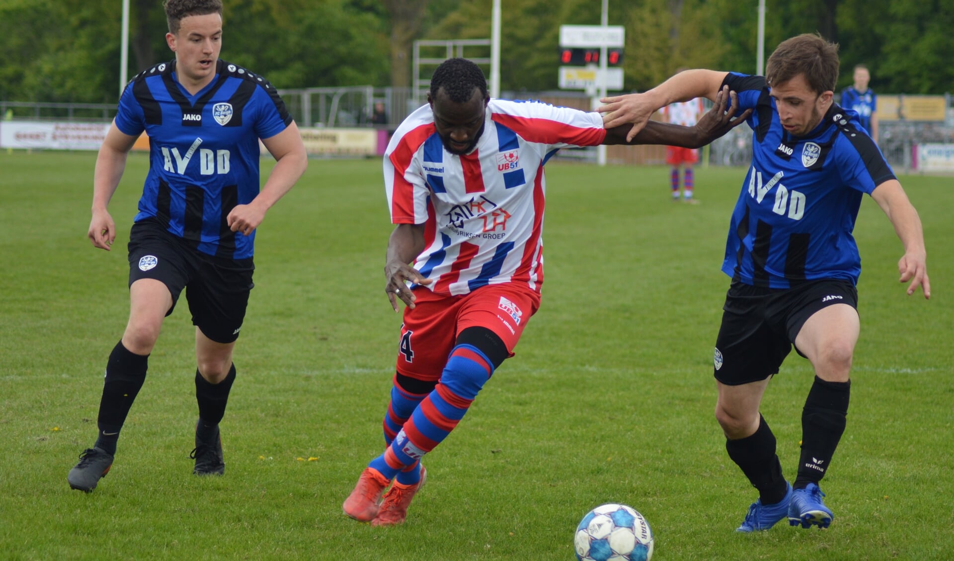 Jean Pierre Luciana in duel met twee spelers van FC Bergh. Foto: Frank Schubert