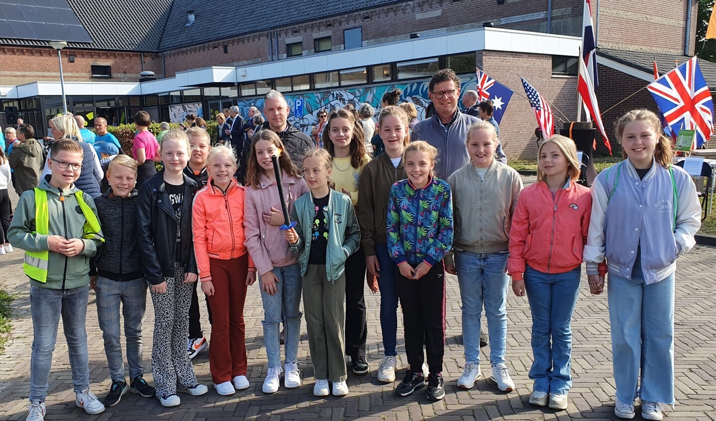 Meester Fred is met schoolkinderen uit Zieuwent naar Lichtenvoorde gekomen om het bevrijdingsvuur op te halen. Foto: Henri Walterbos