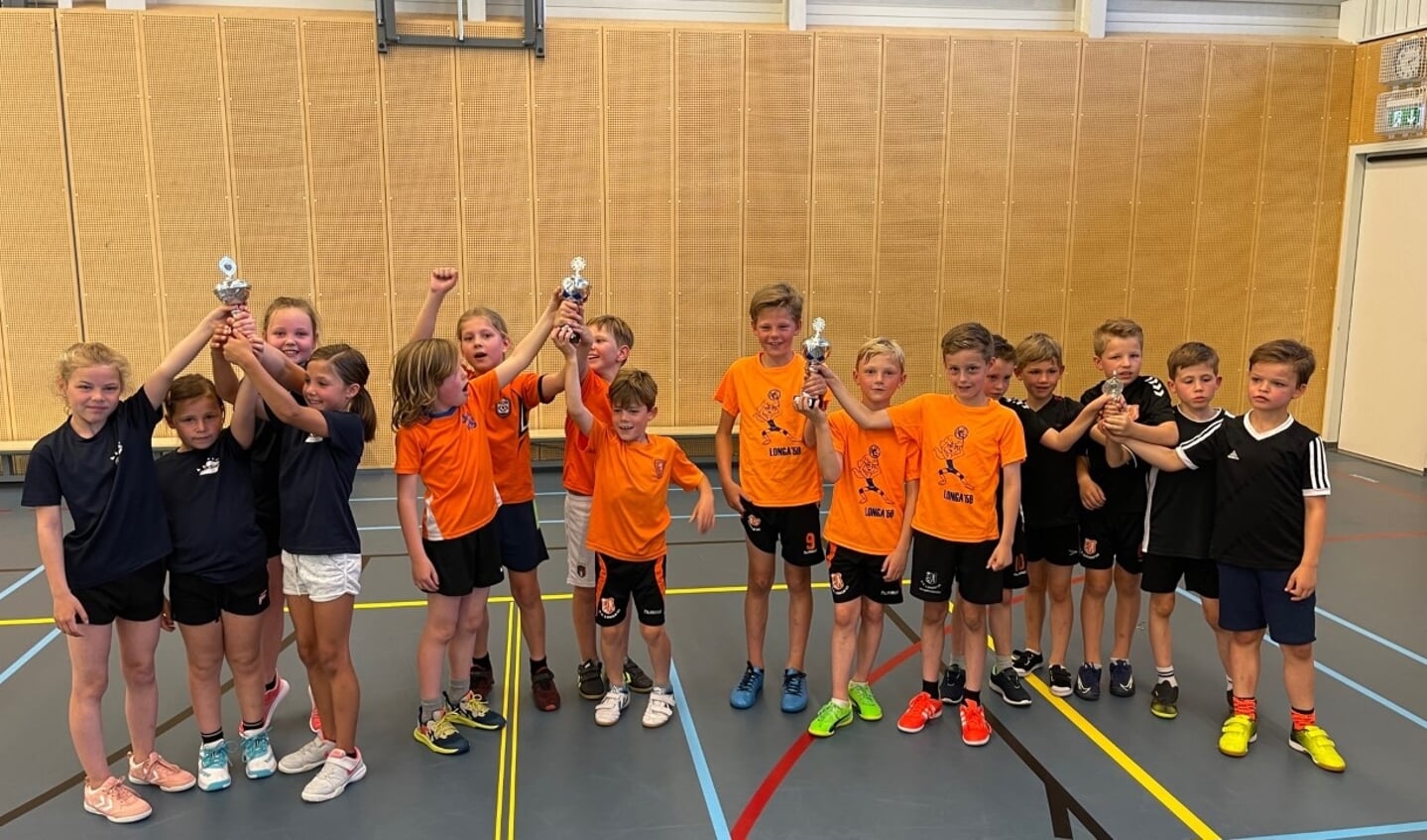 De winnende teams van het scholenvolleybaltoernooi. Foto: PR