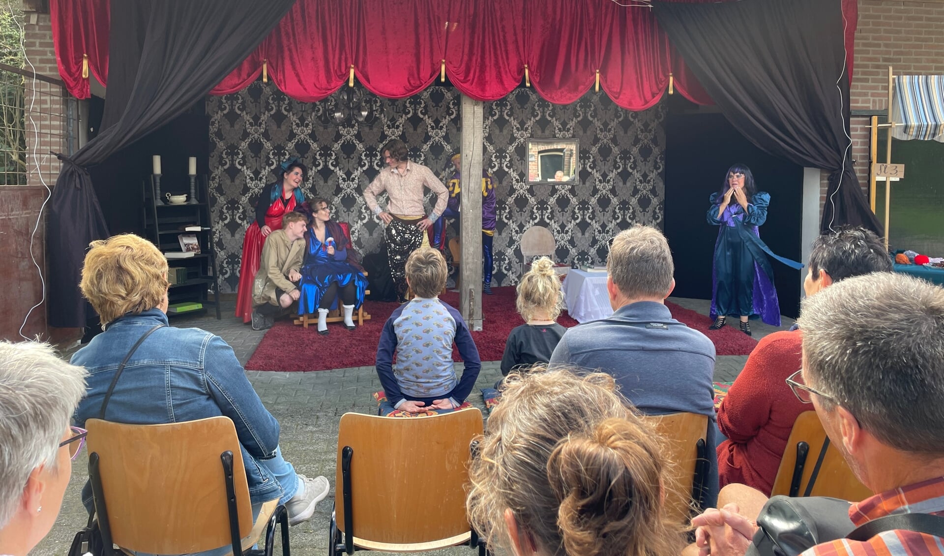 Tijdens Op ’t Arf in de Hiet genieten van theatervoorstellingen op een van de (boeren)erven. Foto: PR