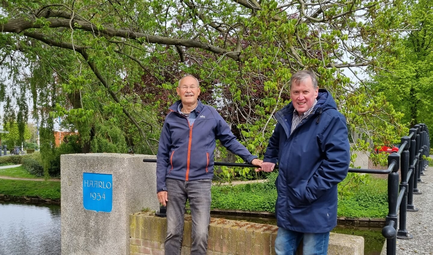 Berkelzangers Henk Konijnenberg (r) en Wim Verdaasdonk aan de Berkeloever. Foto: Rob Weeber