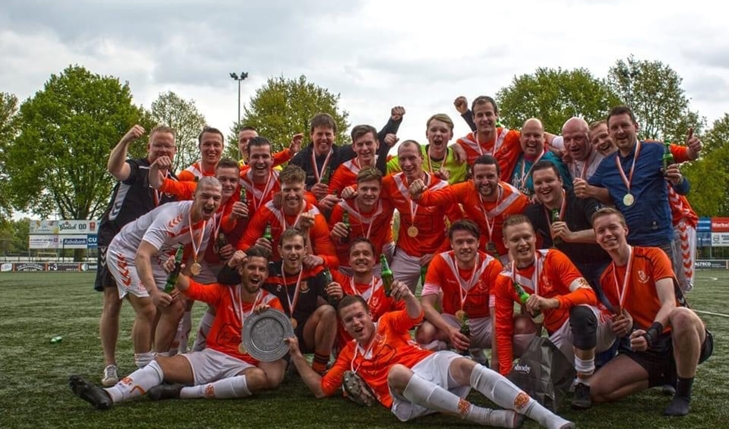 Feest bij Longa '30 3, op naar de reserve eerste klasse. Foto: PR Longa '30