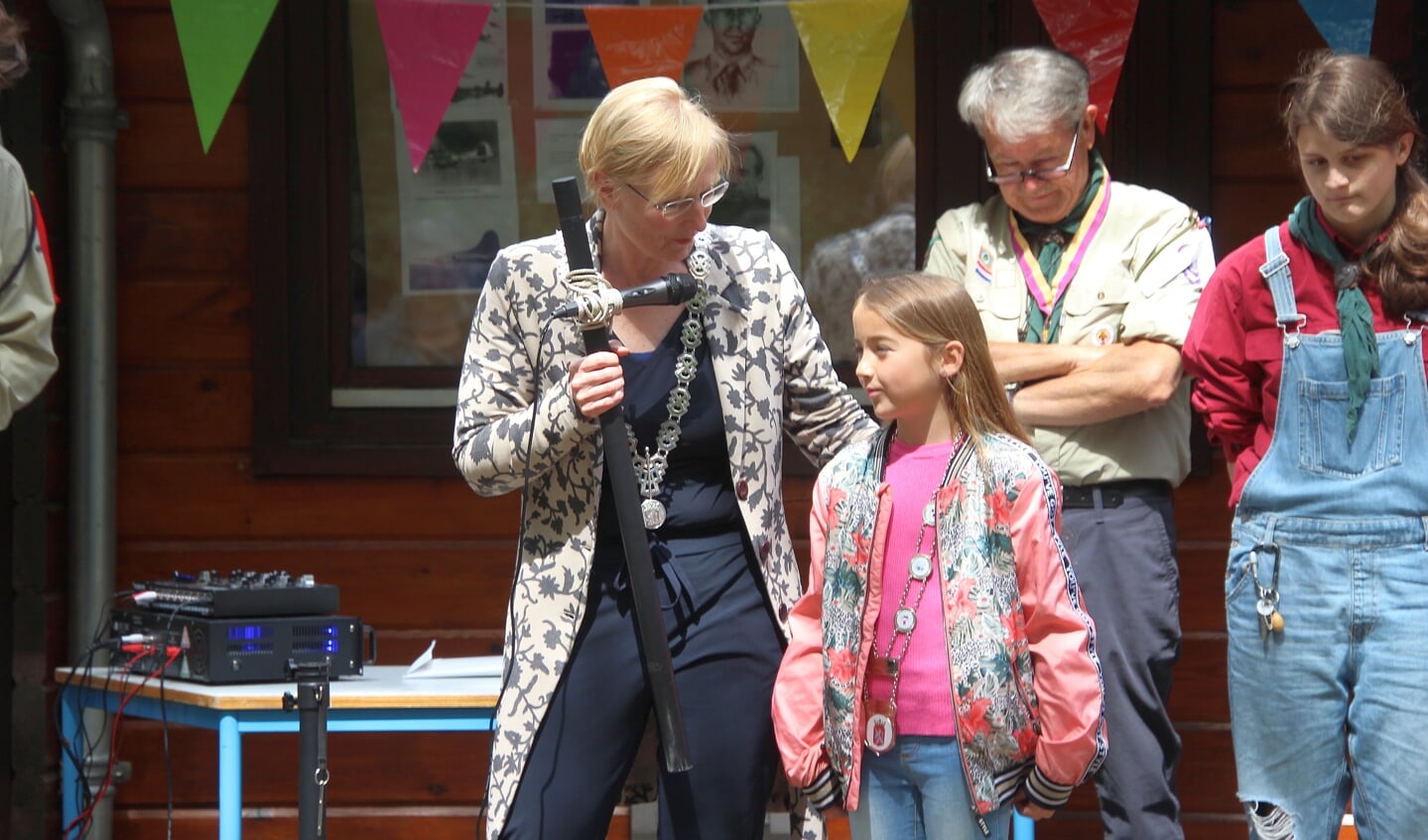 Burgemeester Marianne Besselink en jeugdburgemeester Lisa Ankersmid kwamen de scouts feliciteren.  Foto: Jan Hendriksen 