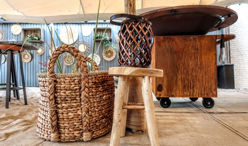 In de tuin achter de bistro zijn een terras, een bar en een loungeplek te vinden. Foto: Luuk Stam