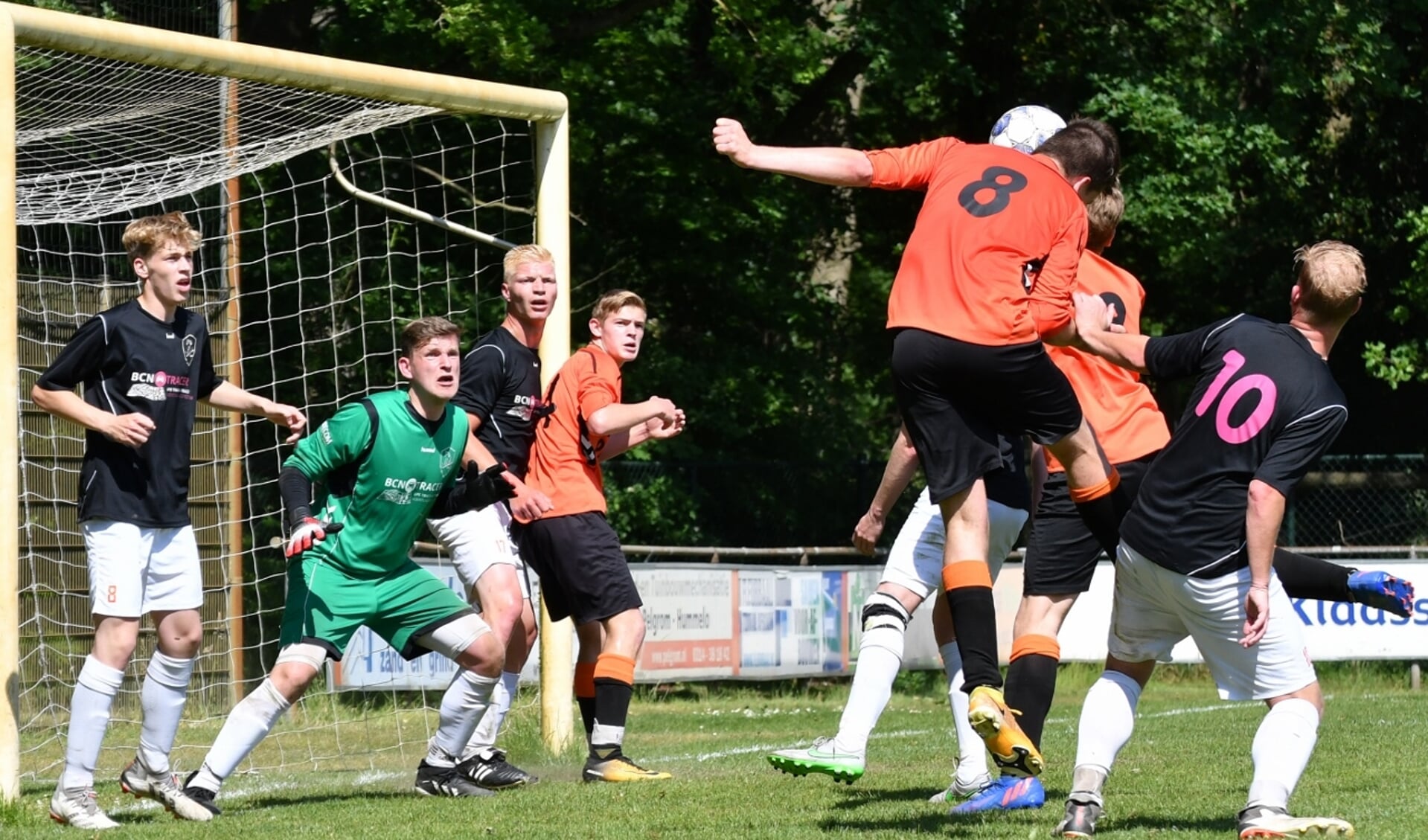 Een spannend moment uit de doelpuntrijke wedstrijd Ajax-B tegen 't Peeske. Foto: PR