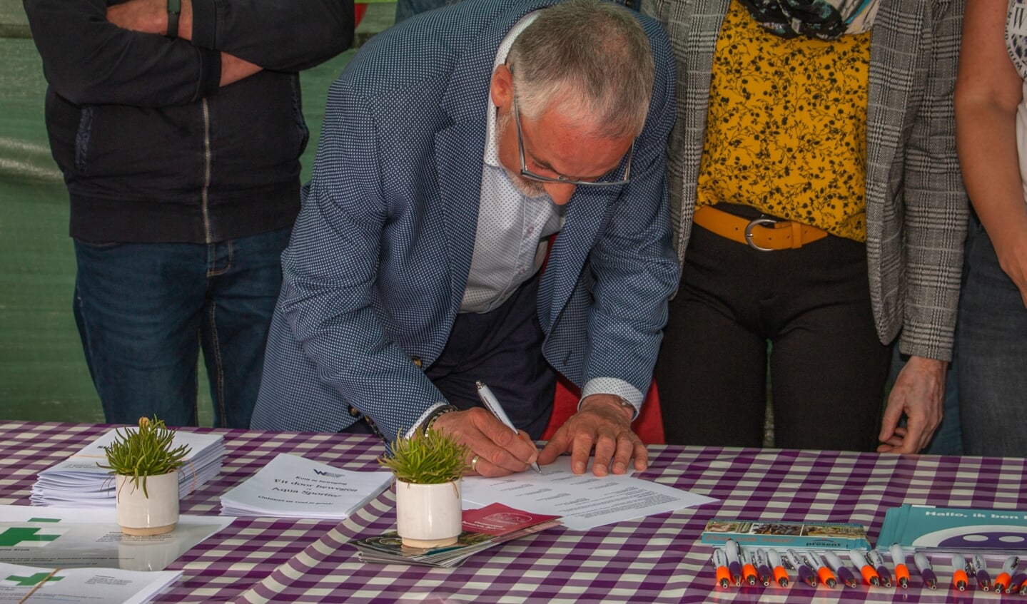 Wethouder Evert Blaauw ondertekent als eerste de samenwerkingsovereenkomst Platform Welzijn Zelhem-Halle. Foto: Liesbeth Spaansen