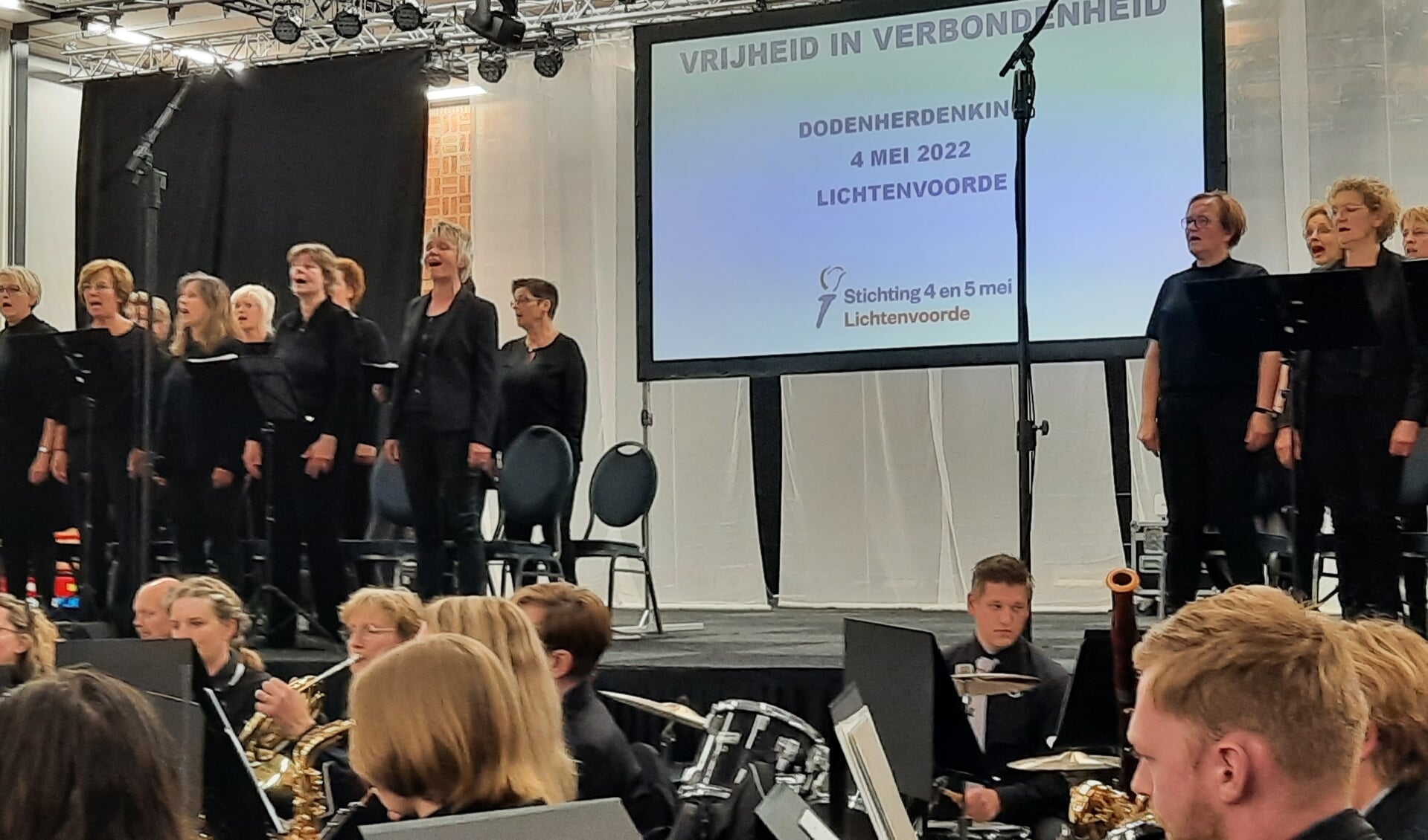 Koor Noir uit Zieuwent zingt onder beleiding van muziekorkest Lumio bij de 4 mei herdenking in Lichtenvoorde. Foto: Kyra Broshuis