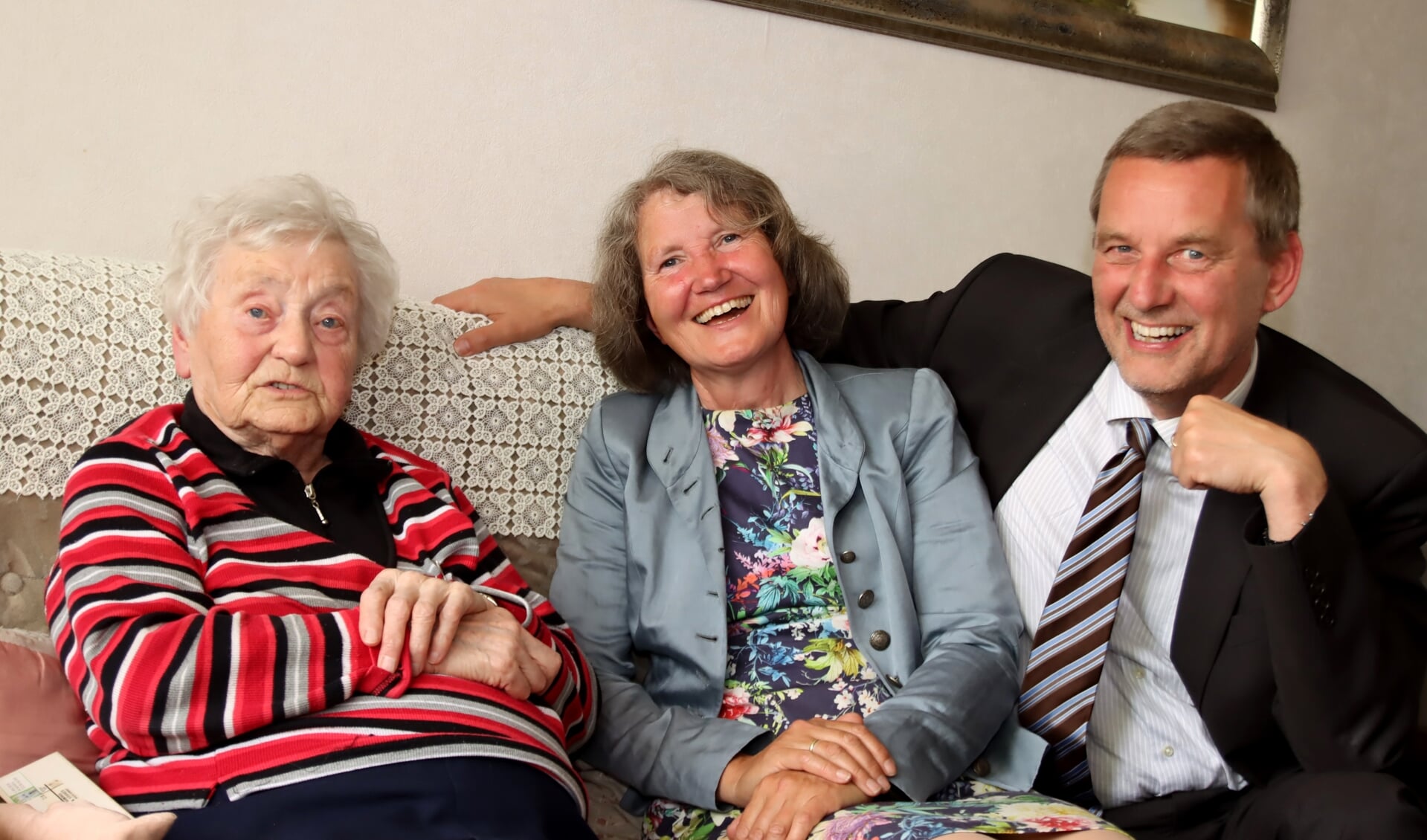 De honderdjarige mevrouw Holthuis-Ivens met burgemeester Stapelkamp en zijn vrouw Cecile. Foto: Jan Oberink
