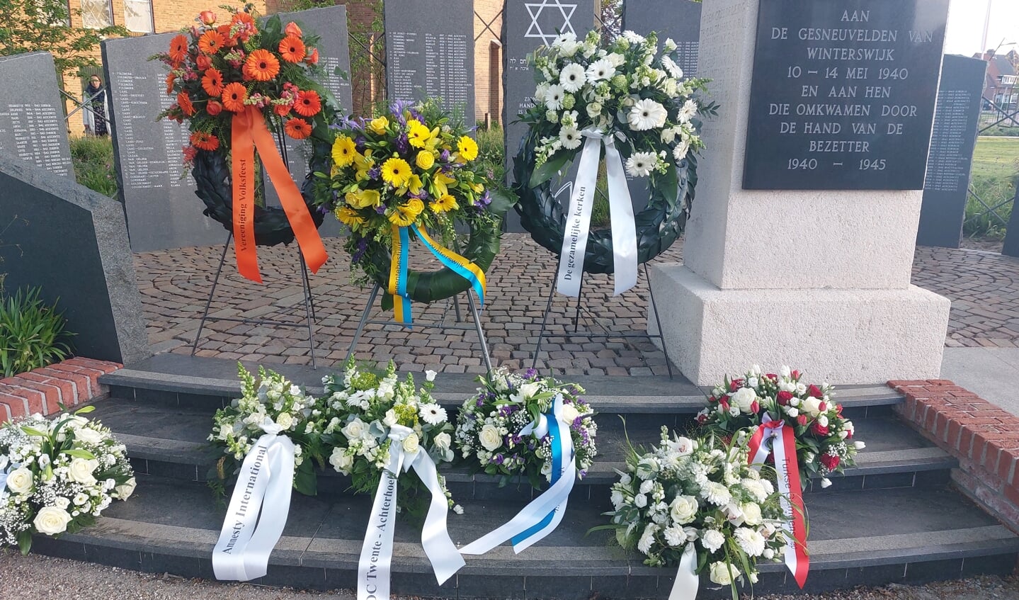  Eerbetoon met bloemen en kransen voor alle slachtoffers van oorlogsgeweld. Foto: Han van de Laar