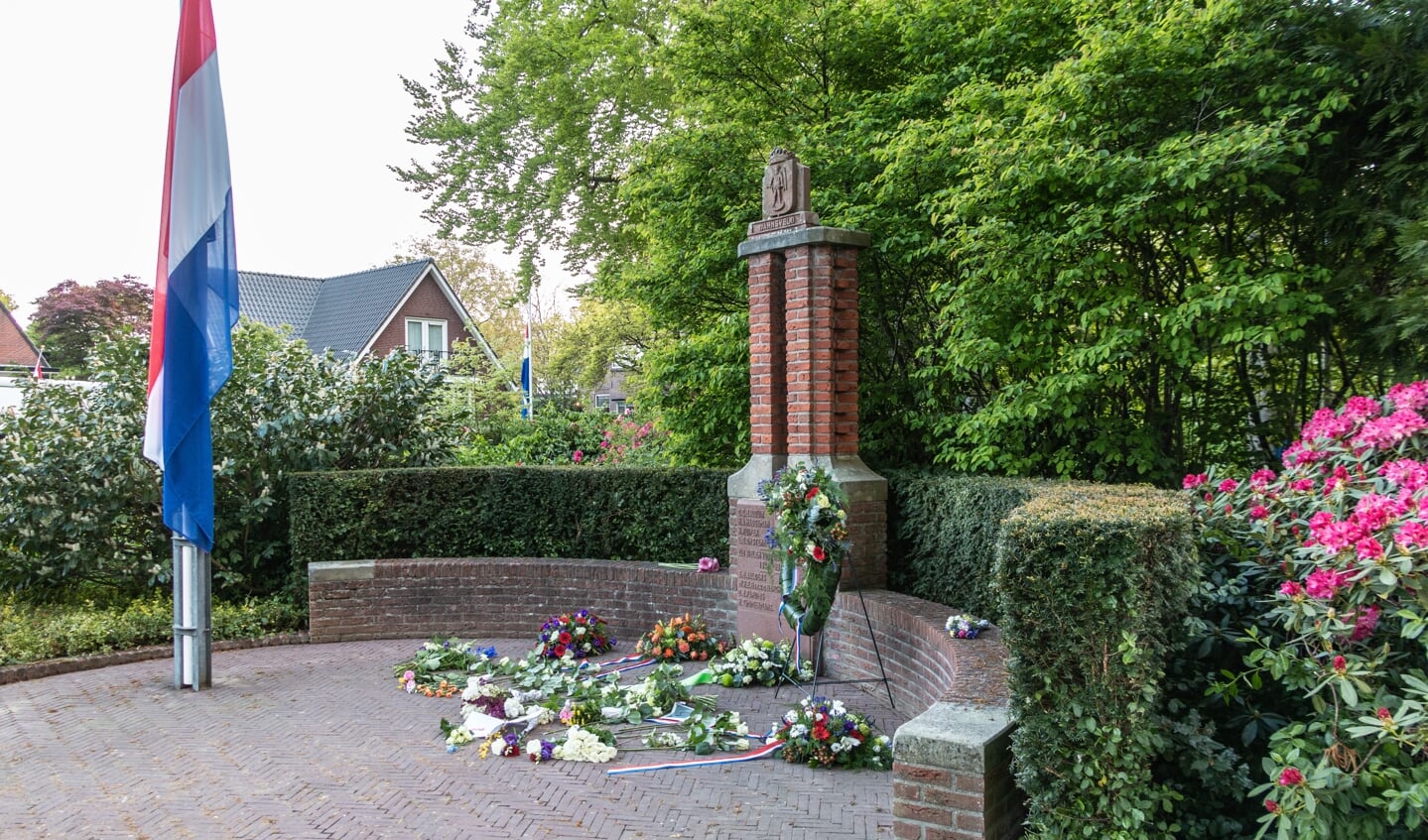 De krans en de bloemen bij het monument. Foto: Henk Derksen