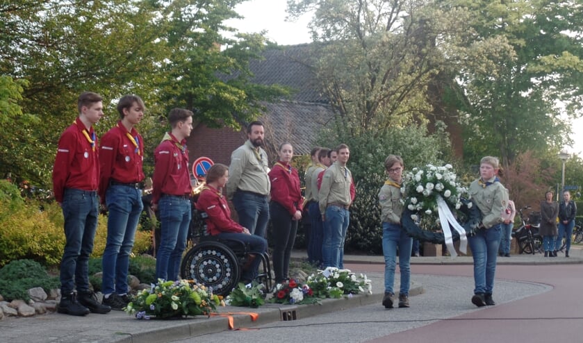 Leden van Scoutinggroep Graaf Otto verleende medewerking aan de kransleggingen. 
