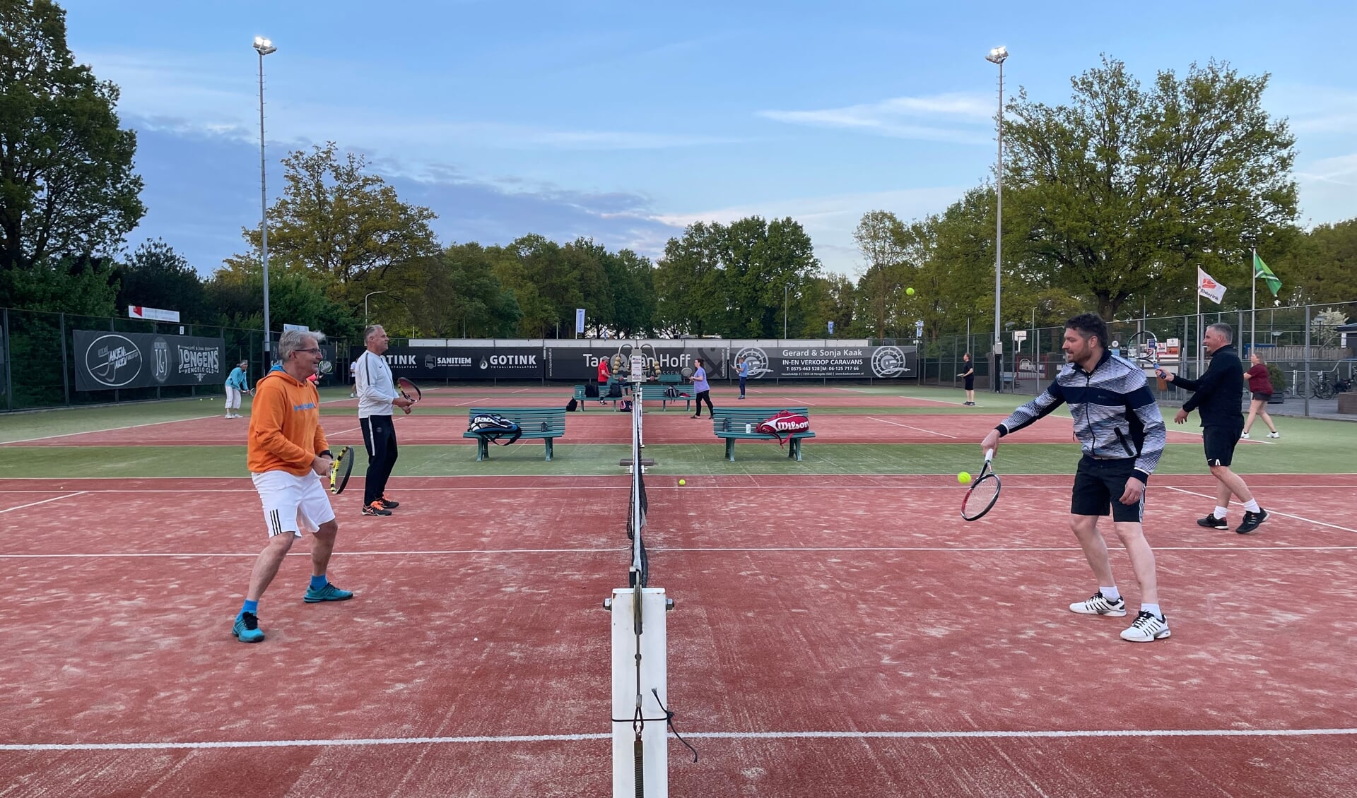 Op de open dag bij Het Elderink kun je meedoen met tennisles of een partijtje spelen. Foto: PR HLTC Het Elderink