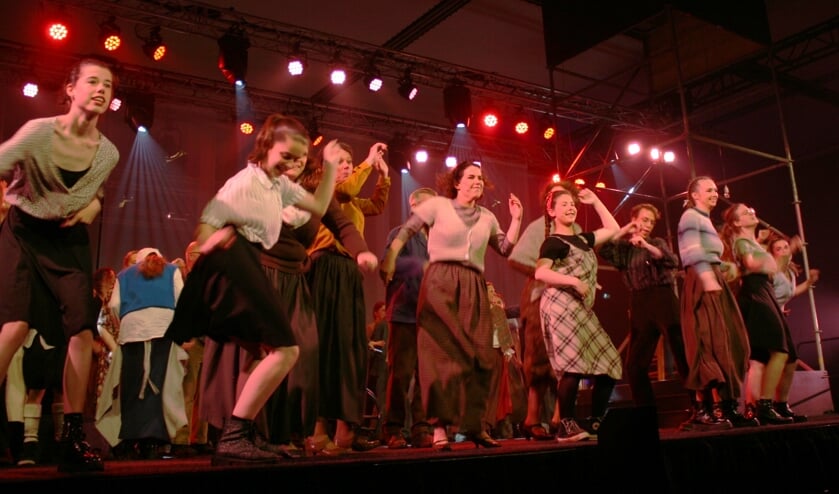 Acteurs dansen in theaterstuk Spiegelingen. Foto: Jos Betting 