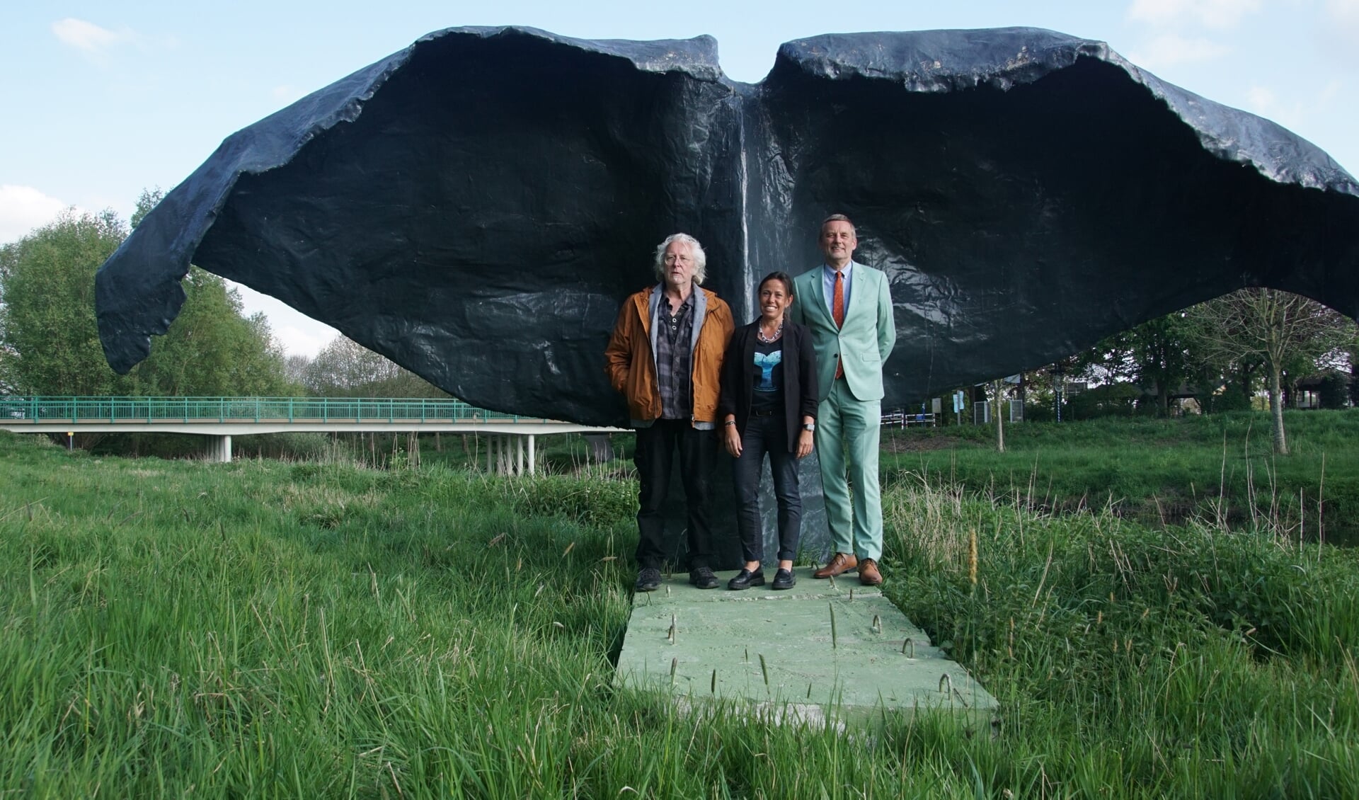 Kunstenaar Willi Landsknecht (links), Jule Wanders en burgemeester Anton Stapelkamp. Foto: Frank Vinkenvleugel
