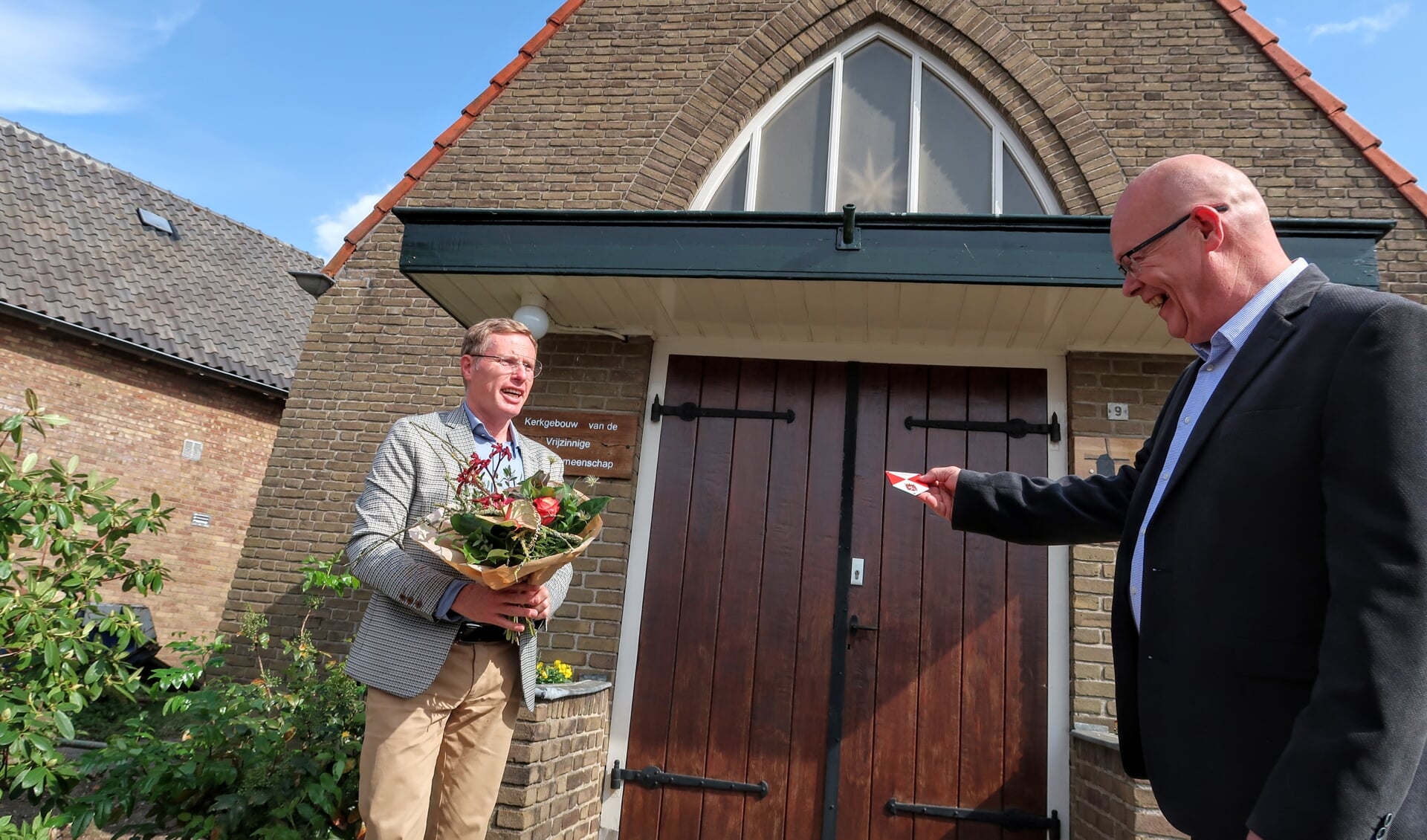 Voorzitter Ed Korten (rechts) ontving uit handen van wethouder Willem Buunk het rood-witte schildje dat hoort bij de status van gemeentelijk monument. Foto: Luuk Stam