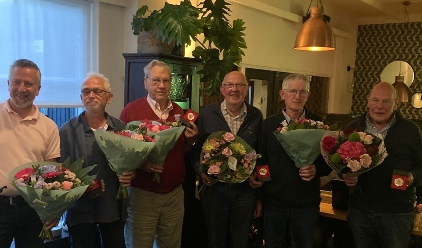 Jubilarissen sv De Aanleg, vanaf links Joop Ebbers, Jan Groot Nibbelink, Antoon Olbach, Gerrit Houwers, Jan Koks en Jan Meinen. Foto: Anjo van Houten