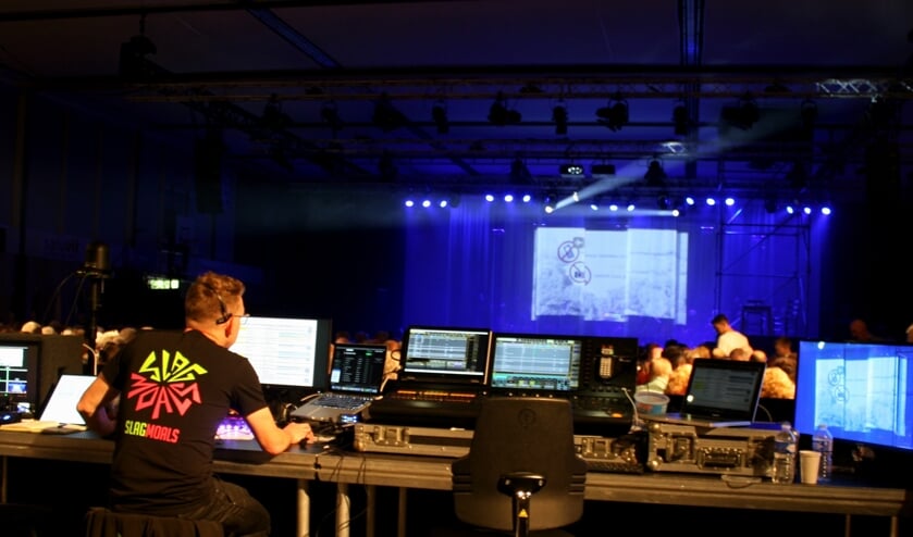 Beeld en geluid achterin de zaal van theaterstuk Spiegelingen. Foto: Jos Betting